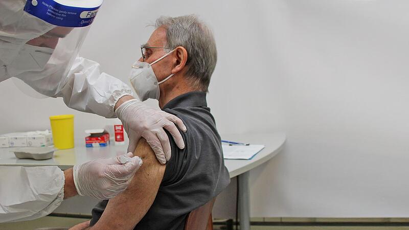 Johann Hunger gehörte zu den ersten, die vor einem Jahr im Kulmbacher Impfzentrum geimpft wurden. Johann Hunger gehörte zu den ersten, die vor einem Jahr im Kulmbacher Impfzentrum geimpft wurden.