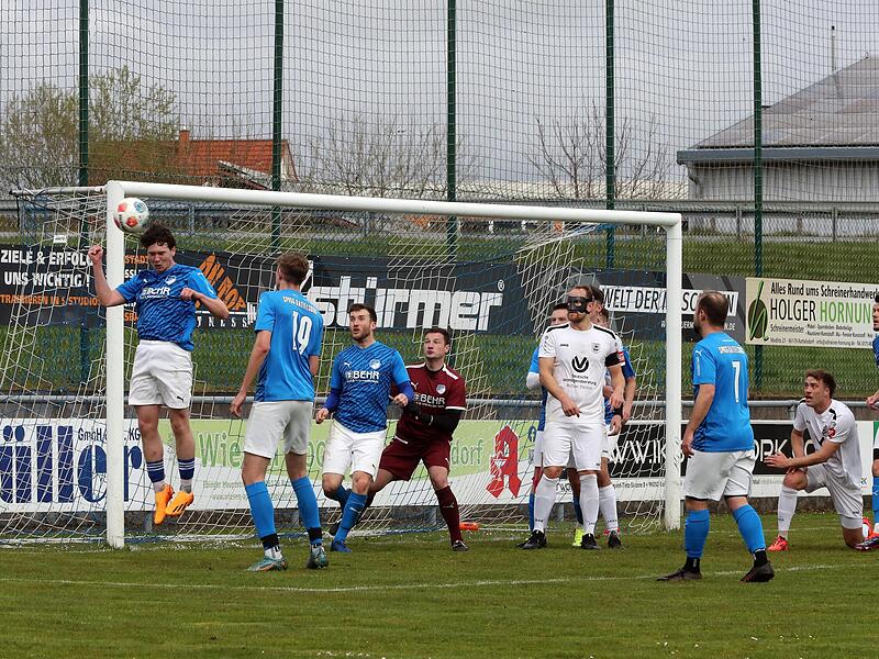 Der Rattelsdorfer Ben Steiner (links) kl&auml;rt per Kopf nach einer Ecke des TV Ebern.
