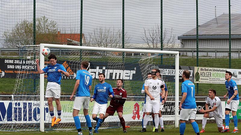 Der Rattelsdorfer Ben Steiner (links) klärt per Kopf nach einer Ecke des TV Ebern. Der Rattelsdorfer Ben Steiner (links) klärt per Kopf nach einer Ecke des TV Ebern.
