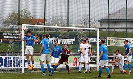 Der Rattelsdorfer Ben Steiner (links) kl&auml;rt per Kopf nach einer Ecke des TV Ebern.