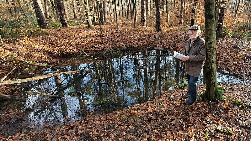 Der ehemalige F&ouml;rster Josef Wagner vor einer Wolfsgrube.