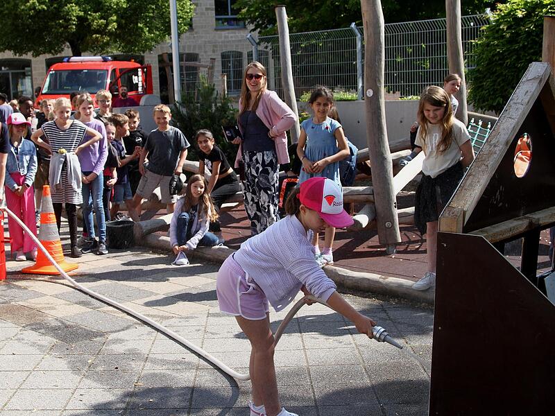 Viel Spaß bereitete das Zielspritzen mit der Handpumpe.