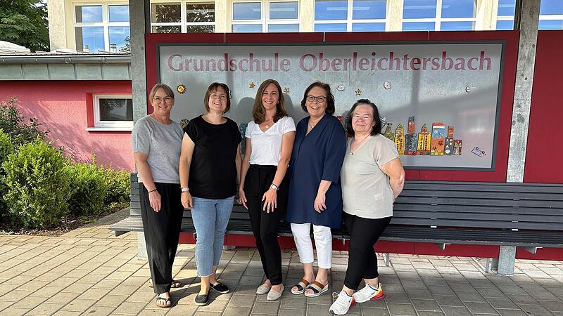 Unser Foto zeigt Bianca Keil (Kassiererin), Andrea Karg (Schriftführerin), Karina Kirchner (1. Vorsitzende), Sabine Oschmann-Hockgeiger (Rektorin) sowie Alexandra Vogler (2. Vorsitzende).