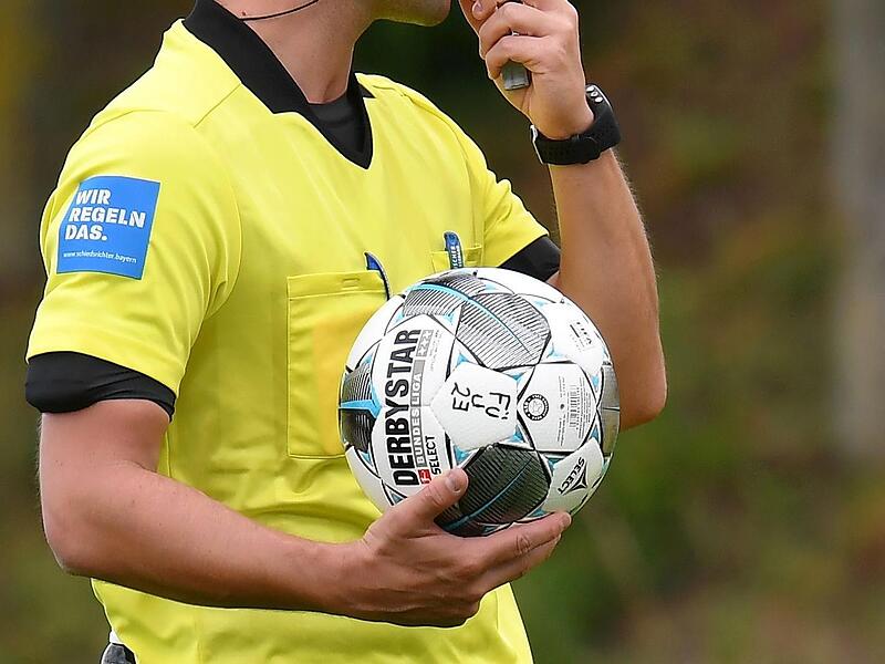 Nach dem Fußball-Kreisklassenspiel zwischen Schlaifhausen und Weilersbach soll ein Zuschauer der Gäste dem Schiedsrichter gedroht haben. Jetzt ermittelt die Polizei.Forchheim & Fränkische Schweiz Nach dem Fußball-Kreisklassenspiel zwischen Schlaifhausen und Weilersbach soll ein Zuschauer der Gäste dem Schiedsrichter gedroht haben. Jetzt ermittelt die Polizei.Forchheim & Fränkische Schweiz