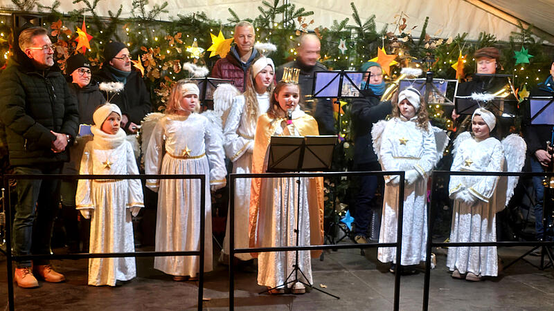 Christkind Jule und seine Engel begrüßen die Besucher auf dem Adelsdorfer Weihnachtsmarkt im Schlossgarten. Mit dabei Bürgermeister Karsten Fischkal und der Posaunenchor.
