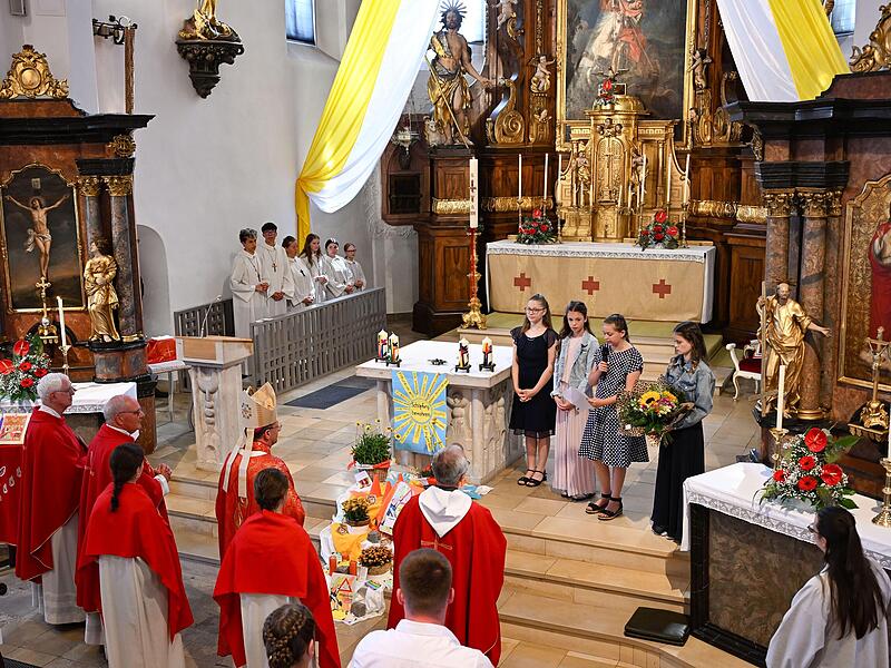 Aus den vier Pfarreien begr&uuml;&szlig;te Alisa Weidner zusammen mit Selina Nagengast, Emma Scharold und Sophia Ervedal-Rebello den Bamberger Erzbischof Herwig G&ouml;ssl.