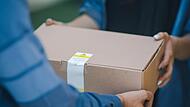 Der Paketzusteller &uuml;bergab das P&auml;ckchen nicht an den Mann, sondern warf es mit Wucht in den Hausflur.