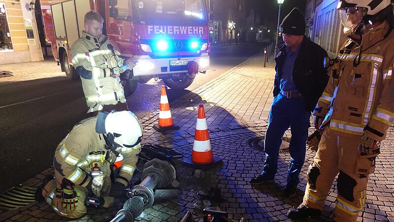 Gar nicht so einfach war die Sicherung der abgeknickten, „entwurzelten“ Straßenlaterne. Gar nicht so einfach war die Sicherung der abgeknickten, „entwurzelten“ Straßenlaterne.