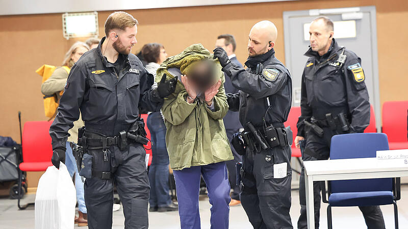 Prozessbeginn wegen Geldautomaten-Sprengungen in ganz Deutschland Unter hohen Sicherheitsvorkehrungen und mit Hand- und Fußfesseln wurde ein Angeklagter von Polizeibeamten in die John F. Kennedy-Halle Bamberg gebracht.