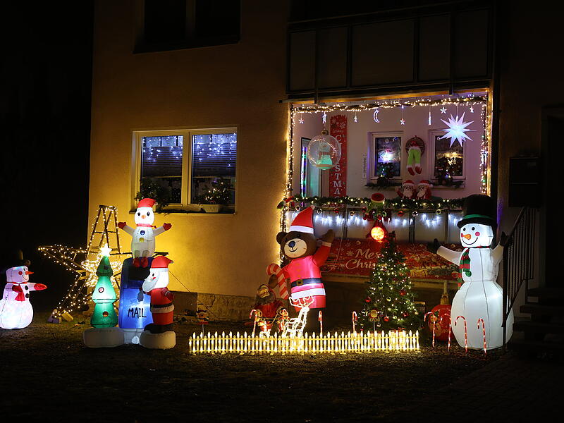 Ein Weihnachtsfreak im Mehrfamilienhaus in der Hammergrundstra&szlig;e in Stadtsteinach sorgt f&uuml;r ein Schmunzeln bei allen Hausbewohnern.