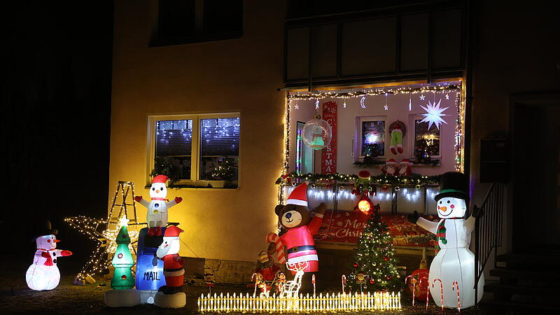Ein Weihnachtsfreak im Mehrfamilienhaus in der Hammergrundstra&szlig;e in Stadtsteinach sorgt f&uuml;r ein Schmunzeln bei allen Hausbewohnern.