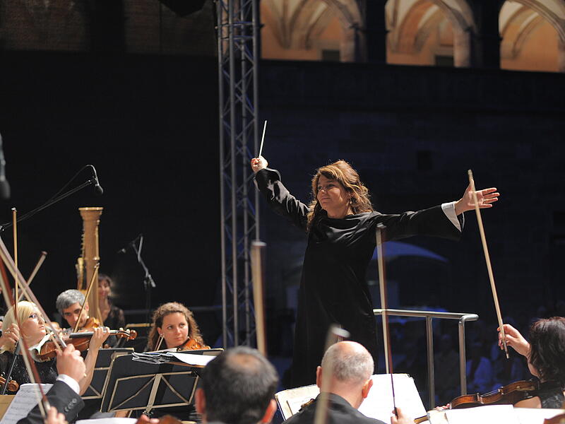 Dirigentin Ljubka zu Guttenberg bringt La Traviata in die Dr.-Stammberger-Halle.
