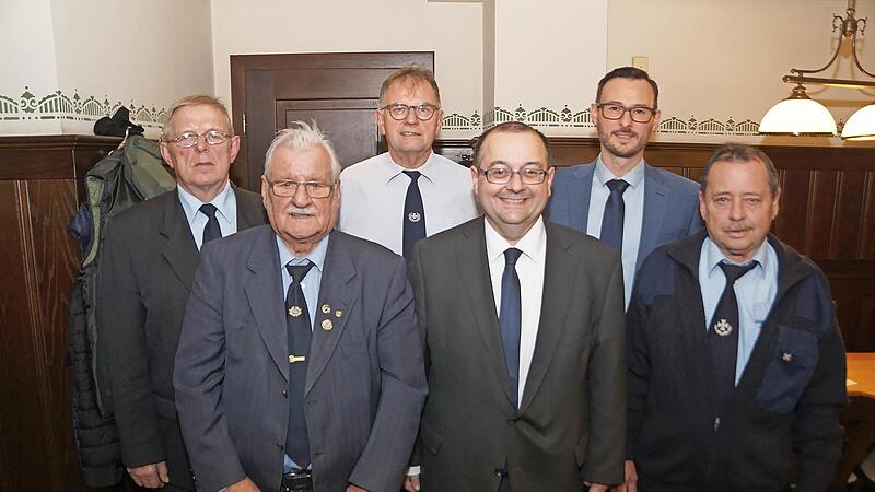 Das Foto zeigt (von links) den Vorsitzenden Johann Güßregen, Erwin Helmschrott (Ehrenvorsitzender), Dieter Ramer (Schriftführer), Thomas Söder (Bürgermeister), Hubert Würschinger (Zweiter Vorsitzender) und Otto Herrmann (Kassenwart).