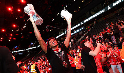 &Uuml;bergl&uuml;cklich mit zwei Troph&auml;en: Demarcus Demonia