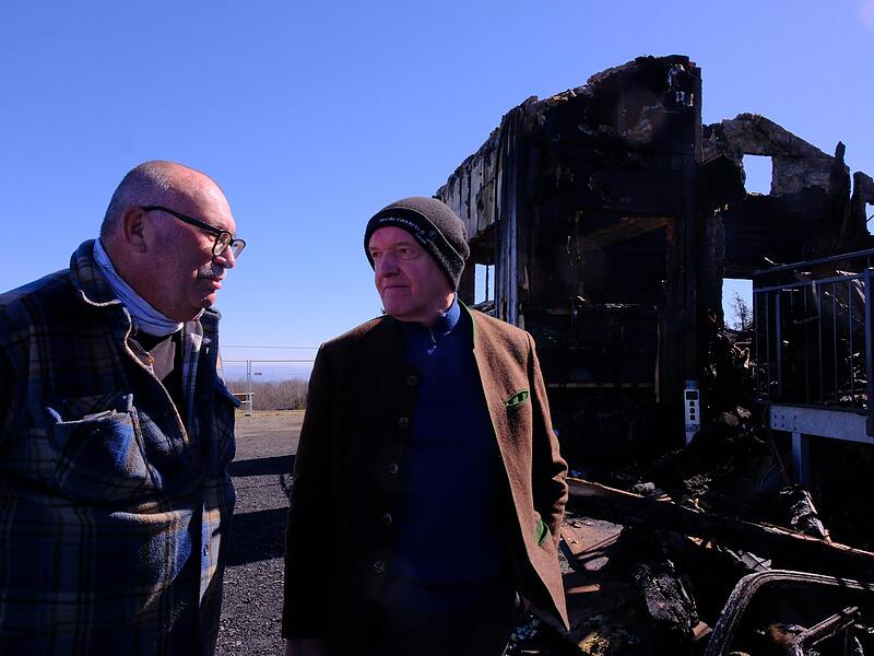 Landrat Thomas Habermann (rechts) und Manfred Egert, Rhönklub-Vorsitzender Bad Kissingen, machen sich ein Bild von der Brandruine. Landrat Thomas Habermann (rechts) und Manfred Egert, Rhönklub-Vorsitzender Bad Kissingen, machen sich ein Bild von der Brandruine.