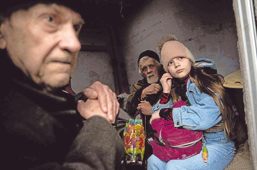 Eine ukrainische Familie auf der Flucht.