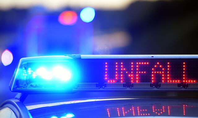 Polizei sichert Unfallstelle Polizei sichert Unfallstelle