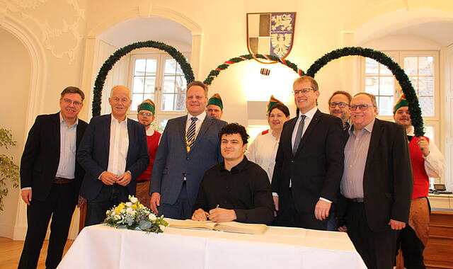 Merlin Hummel Eintrag ins Goldene Buch der Stadt KulmbachVize-Weltmeister Merlin Hummel trägt sich ins Goldene Buch der Stadt Kulmbach ein. Merlin Hummel Eintrag ins Goldene Buch