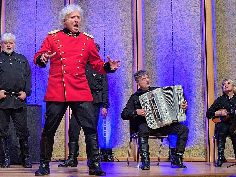 Solist Peter Orloff singt das &bdquo;Wolgalied&ldquo; aus der Operette &bdquo;Der Zarewitsch&ldquo; von Franz Lehar