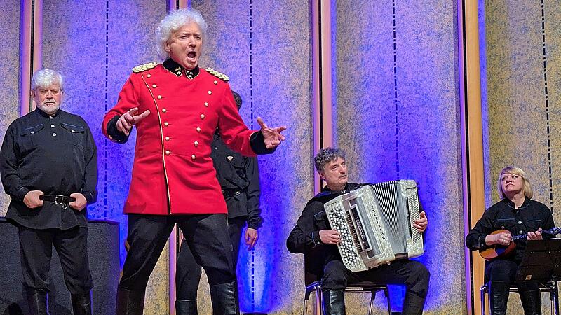 Solist Peter Orloff singt das &bdquo;Wolgalied&ldquo; aus der Operette &bdquo;Der Zarewitsch&ldquo; von Franz Lehar
