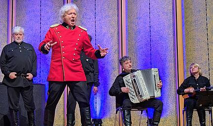 Abschiedskonzert der Schwarzmeer-Kosaken mit Peter Orloff Solist Peter Orloff singt das „Wolgalied“ aus der Operette „Der Zarewitsch“ von Franz Lehar