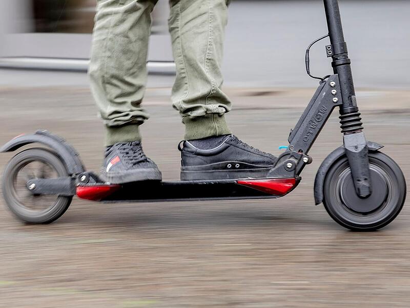 14-J&auml;hriger f&auml;hrt 50 km/h auf E-Scooter - selbst mit App getunt
