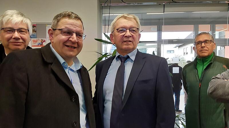 Gemeinsam verfolgen Hans-Jürgen Scheerbaum (Mitte), Landrat Johann Kalb (rechts) und Bürgermeisterkollege und Schwager Rüdiger Gerst im Rattelsdorfer Rathaus die Ergebnispräsentation der Bürgermeisterstichwahl.