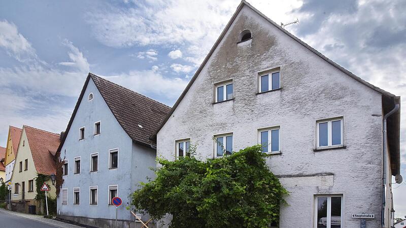 Diese drei H&auml;user in der Hauptstra&szlig;e in Pretzfeld sollen zu barrierefreien Seniorenwohnungen umgebaut werden.Forchheim & Fr&auml;nkische Schweiz
