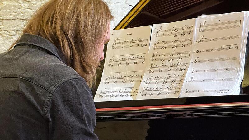 Am Piano spielt Lukas Gernet.