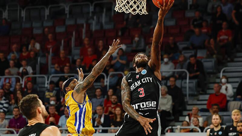 Einen Tag nach der Niederlage gegen Golden Eagle Ylli wurde Justin Wright-Foreman, der hier zwei seiner 18 Punkte erzielt, 25 Jahre alt. Gegen Hamburg am Freitagabend muss sich auch der Aufbauspieler enorm steigern, um die fünfte Niederlage im fün...