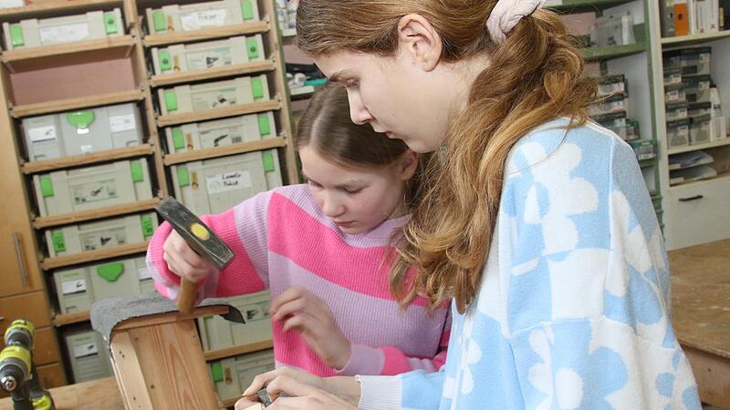 Sophia Dremel (links) und Nele Eichner sind konzentriert beim Bau der neuen Wohnungen f&uuml;r den Gartenschl&auml;fer.