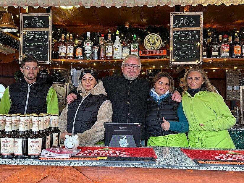 Christian Zinnecker und sein Team feiern dieses Jahr ihr 15. Jubiläum auf dem Forchheimer WeihnachtsmarktForchheim & Fränkische Schweiz Christian Zinnecker und sein Team feiern dieses Jahr ihr 15. Jubiläum auf dem Forchheimer WeihnachtsmarktForchheim & Fränkische Schweiz