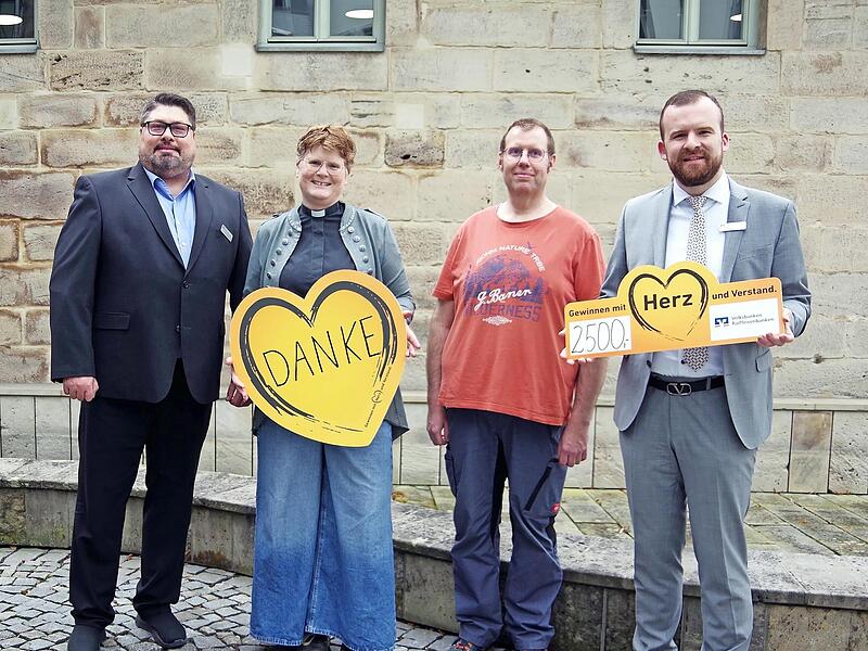 Die Spende der VR Bank Oberfranken Mitte wurde von Pfarrerin Kim Kie&szlig;ling (Zweite von links) entgegengenommen.
