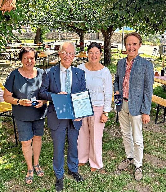 Ehrung von Werner Schnappauf (Zweiter v.l.) für 50 Jahre Treue zum CSU- Ortsverband Kronach. Von links stellvertretende Vorsitzende Birgit Kestel, CSU-Ortsvorsitzende und Bürgermeisterin Angela Hofmann sowie stellvertretender Ortsverbandsvorsitzen... Ehrung von Werner Schnappauf (Zweiter v.l.) für 50 Jahre Treue zum CSU- Ortsverband Kronach. Von links stellvertretende Vorsitzende Birgit Kestel, CSU-Ortsvorsitzende und Bürgermeisterin Angela Hofmann sowie stellvertretender Ortsverbandsvorsitzen...
