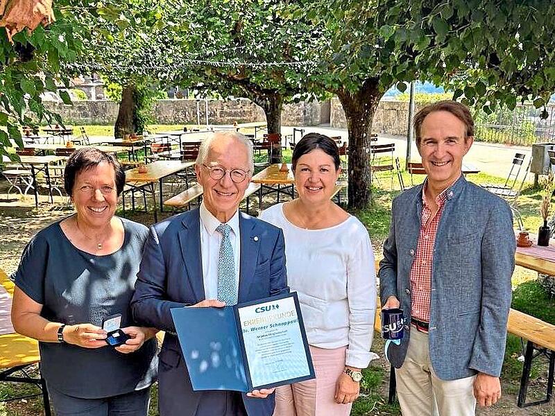 Ehrung von Werner Schnappauf (Zweiter v.l.) f&uuml;r 50 Jahre Treue zum CSU- Ortsverband Kronach. Von links stellvertretende Vorsitzende Birgit Kestel, CSU-Ortsvorsitzende und B&uuml;rgermeisterin Angela Hofmann sowie stellvertretender Ortsverbandsvorsitzen...