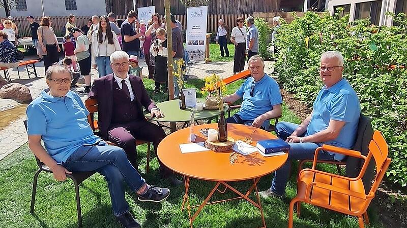B&uuml;rgermeister und Stiftungsratsvorsitzender Bernhard Storath (Zweiter v. r.) bei der Vergabe der F&ouml;rdermittel.