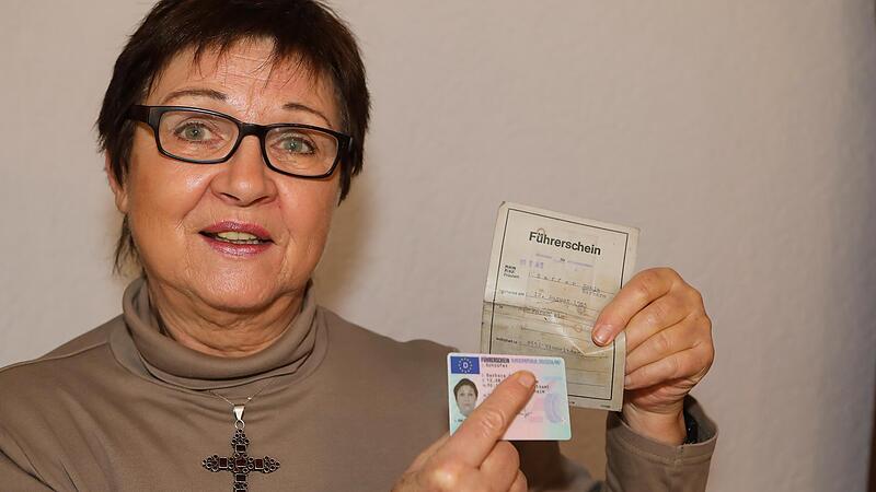 Sonja Schr&uuml;fer mit ihrem alten und ihrem neuen F&uuml;hrerscheinForchheim & Fr&auml;nkische Schweiz