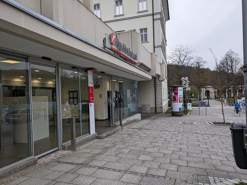 Die Hypovereinsbank liegt oberhalb des Kurparks. Die Hypovereinsbank liegt oberhalb des Kurparks.