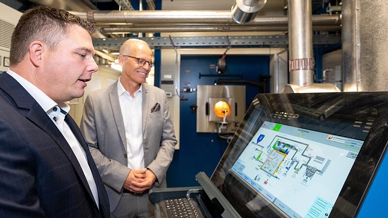 Zeitenwechsel bei Ofa: Technischer Leiter Fabian Bohnen (l.) und Gesch&auml;ftsf&uuml;hrer Rainer Kliewe inspizieren die neue Biomasseanlage.