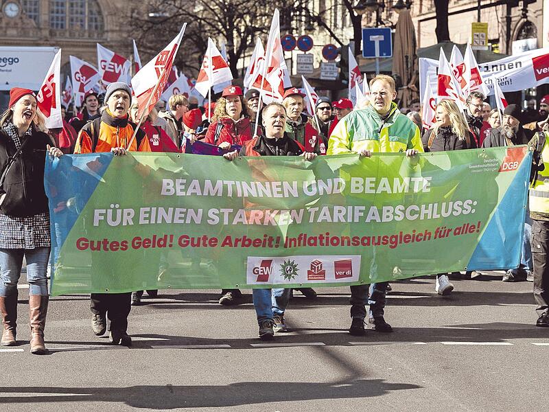 Gerade Beamte in einfachen und mittleren Laufbahngruppen f&uuml;hlen sich oft unterbezahlt. Erst ihre Pension ist h&ouml;her als vergleichbare Renten.