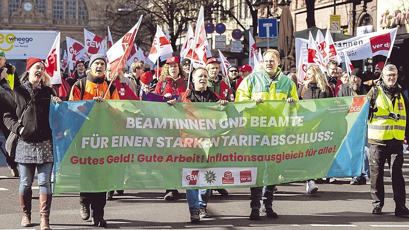 Gerade Beamte in einfachen und mittleren Laufbahngruppen f&uuml;hlen sich oft unterbezahlt. Erst ihre Pension ist h&ouml;her als vergleichbare Renten.