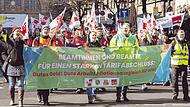 Gerade Beamte in einfachen und mittleren Laufbahngruppen f&uuml;hlen sich oft unterbezahlt. Erst ihre Pension ist h&ouml;her als vergleichbare Renten.