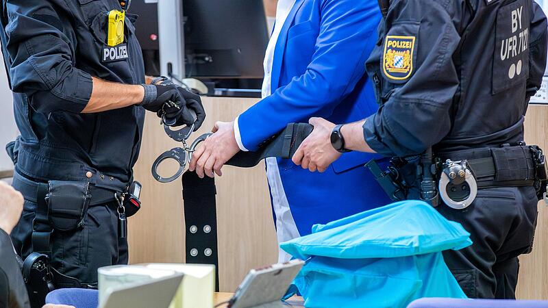 Seit Februar &uuml;ber 30 Mal: Der Angeklagte Kai K. wurde an jedem Prozesstag gefesselt in den Saal am Landgericht Schweinfurt gebracht.