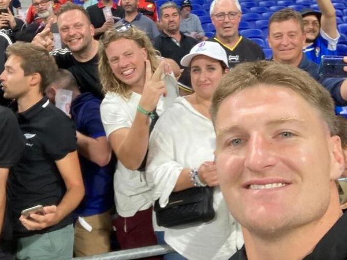 Selfie vom Profi: Jordie Barrett knipst ein Foto. Bastian Wölfel (Victory-Zeichen) ist begeistert. Selfie vom Profi: Jordie Barrett knipst ein Foto. Bastian Wölfel (Victory-Zeichen) ist begeistert.
