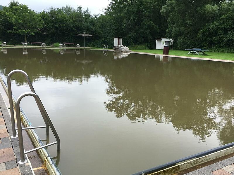 Noch ist das sonst klare Wasser im Ebracher Naturbad trüb. Noch ist das sonst klare Wasser im Ebracher Naturbad trüb.
