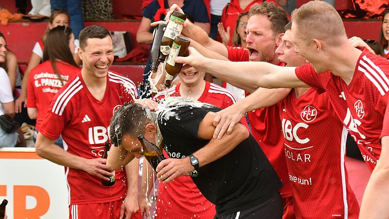 Die Bierdusche für den Trainer Stefan Dietz nach getaner Arbeit am Samstagnachmittag.