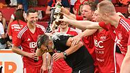 Die Bierdusche für den Trainer Stefan Dietz nach getaner Arbeit am Samstagnachmittag.