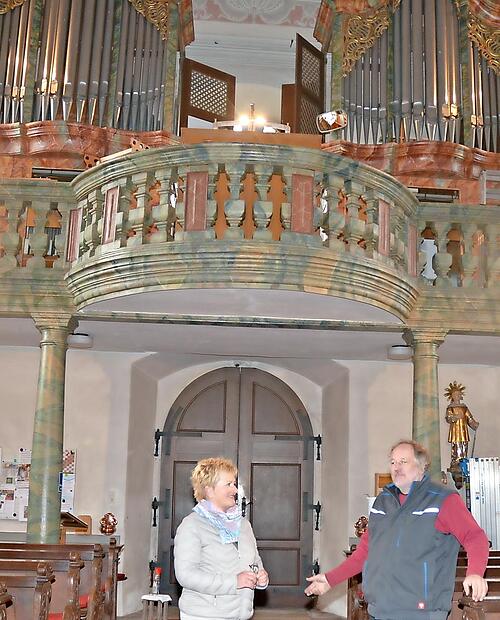 Orgelbauer Thomas Eichfelder und Kirchenpflegerin Martina Stumpf freuen sich über die gelungene Restaurierung der Orgel in der Wallfahrtskirche Mariä Geburt Glosberg.