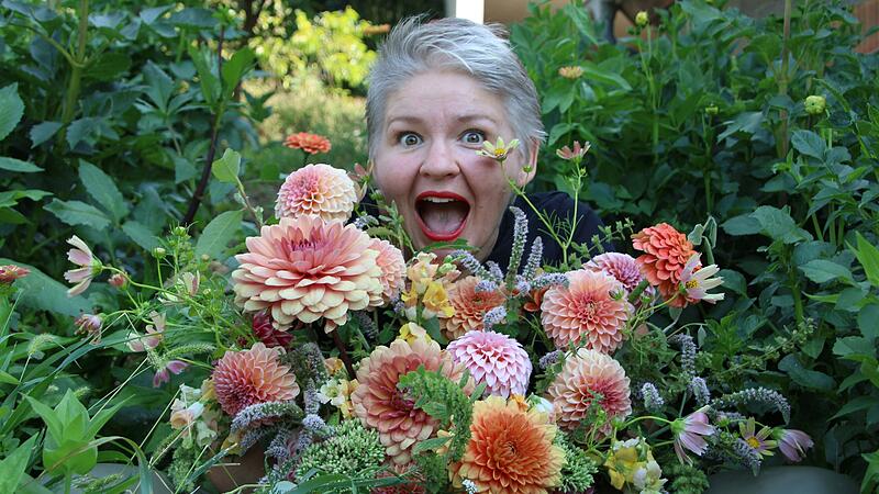 Ein Blumen-Nerd im Beet: Diesen Dahlienstrauß hat Sigrid Paravac direkt vor ihrem Wohnhaus gepflückt – pardon: gerupft.