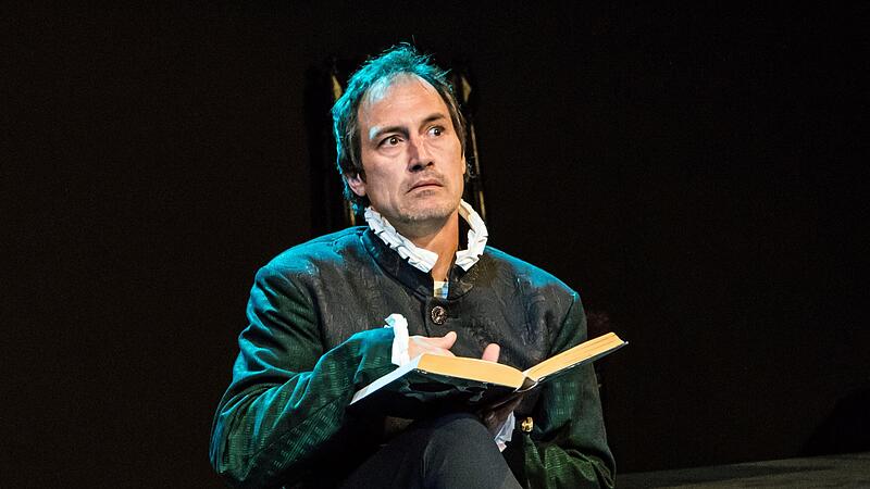 Die f&uuml;r diesen Freitag geplante Premiere von &bdquo;Shakespeares s&auml;mtliche Werke (leicht gek&uuml;rzt)&ldquo; in der Reithalle muss ebenso wie die Vorstellung am Sonntag, 25. September, krankheitsbedingt abgesagt werden.  Im Bild eine Probenszene mit Nils Liebscher.